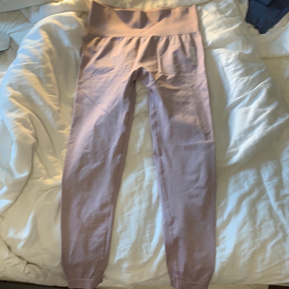 Light pink gym shark leggings.